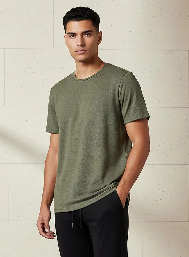 ايكونيك Iconic Men Slim Fit Crew Neck Short Sleeves Popcorn Textured T-shirt